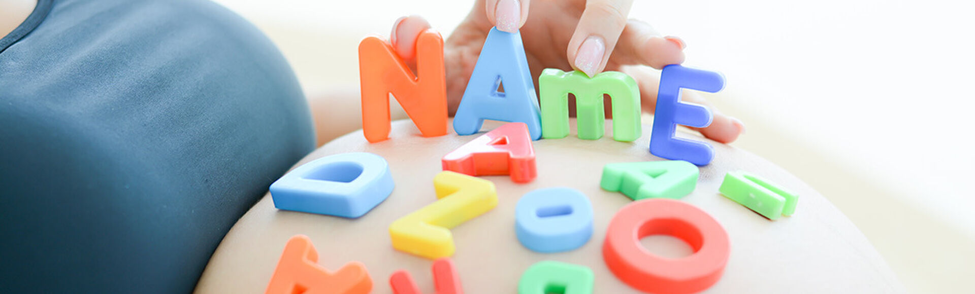 ¿Cómo elegir el nombre de mi bebé según el apellido?  | Más Abrazos by Huggies