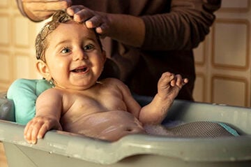 Bebé disfrutando del baño