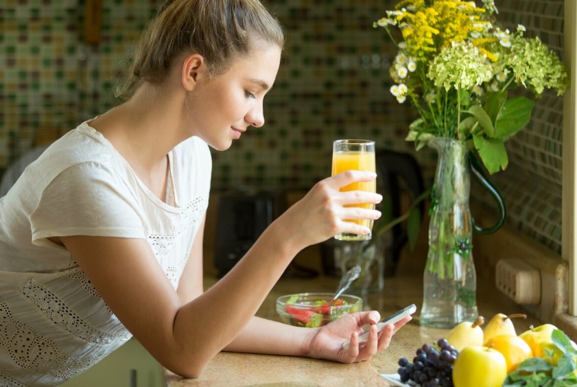 mujer tomando jugo con antioxidantes