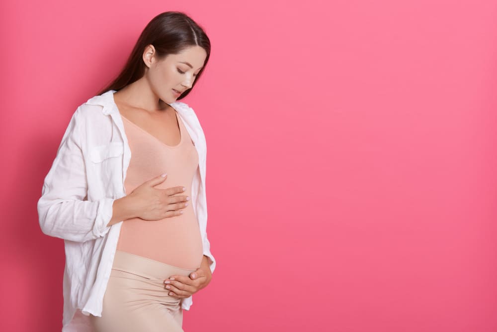 Mujer embarazada tocandose el vientre