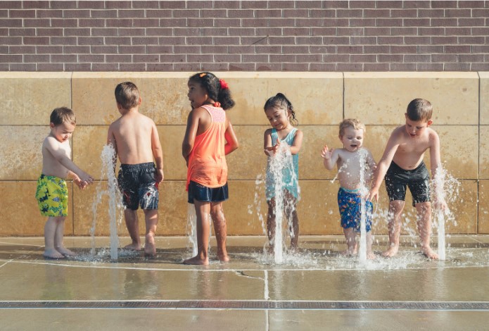 grupo de niños pequeños jugando con agua
