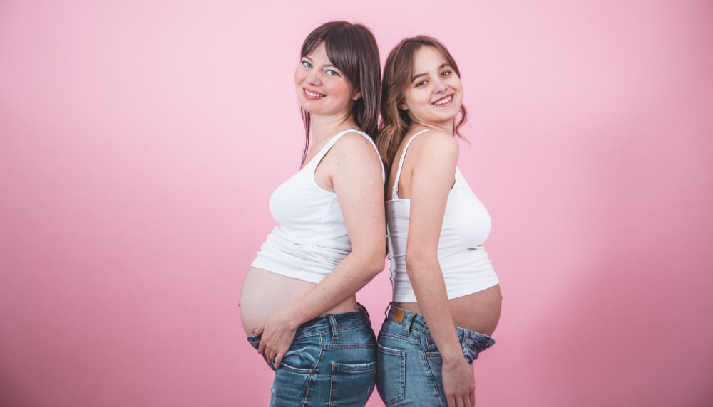mujeres embarazadas felices