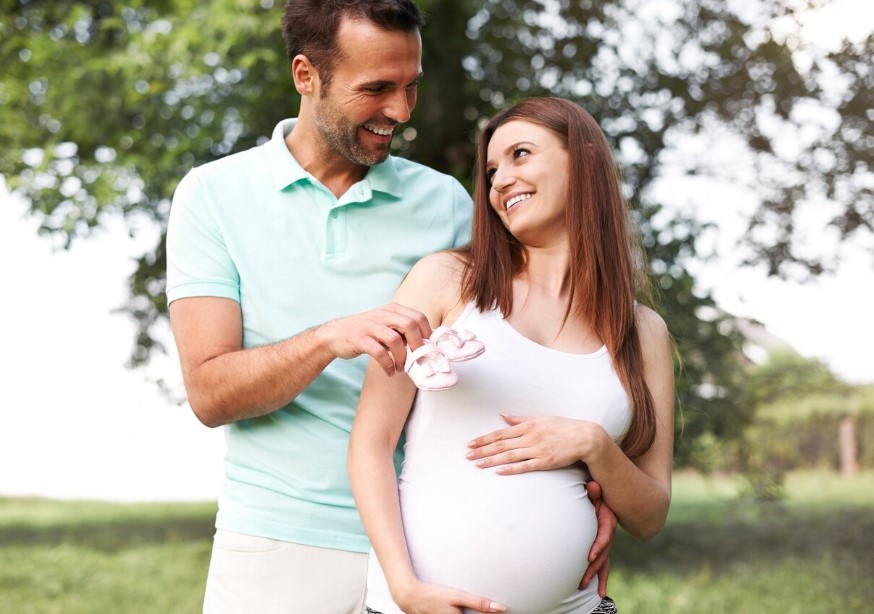 representación de una pareja embarazada feliz