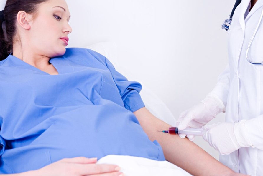 mujer embarazada realizandose un análisis de sangre