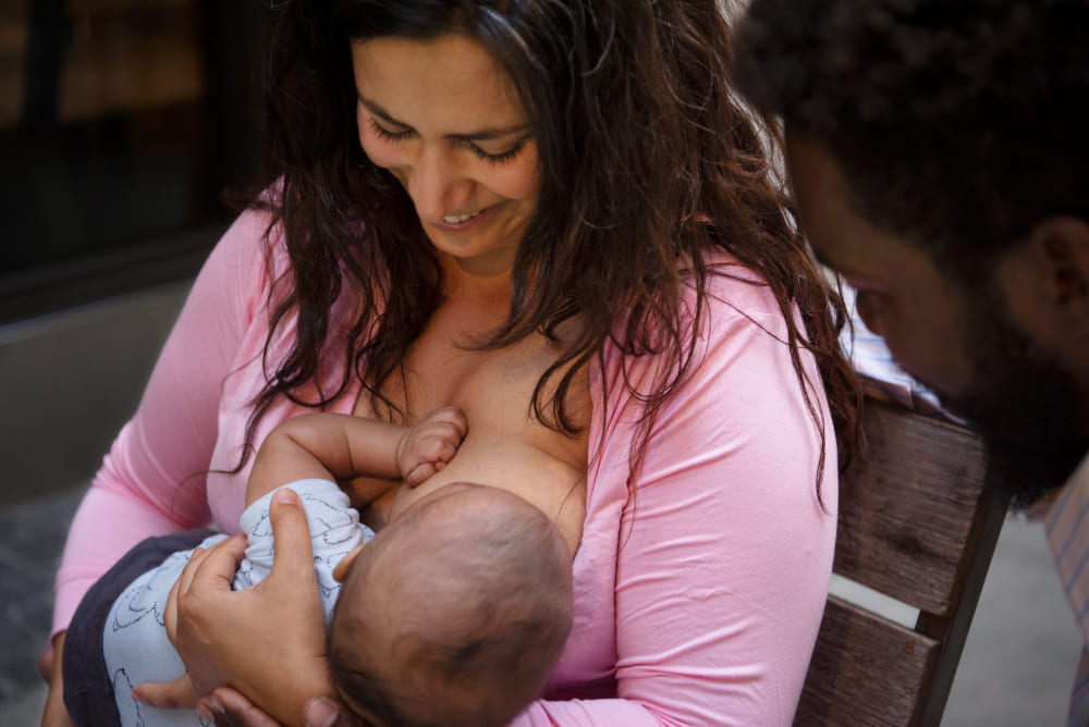 mujer amamantando bebe
